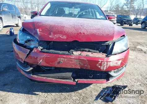 2015 Volkswagen Passat 1.8T Wolfsburg Edition z USA, uszkodzony, nr VIN 1VWAT7A35FC039300